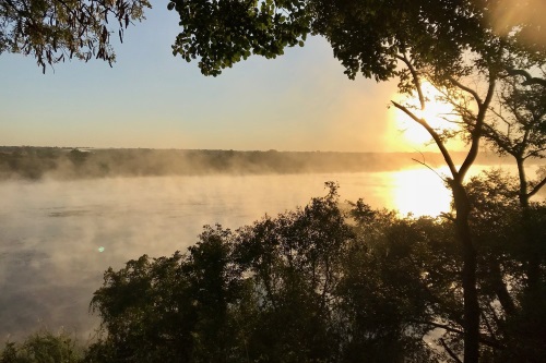 River Dance Lodge uitzicht over de rivier